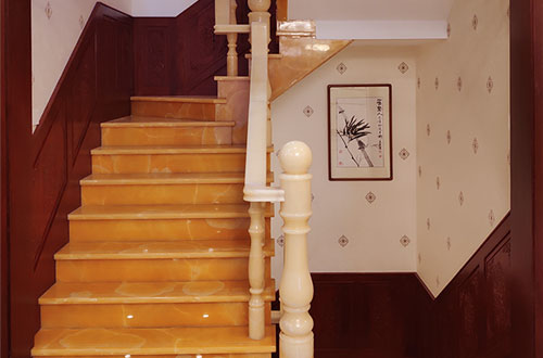 若尔盖中式别墅室内汉白玉石楼梯的定制安装装饰效果